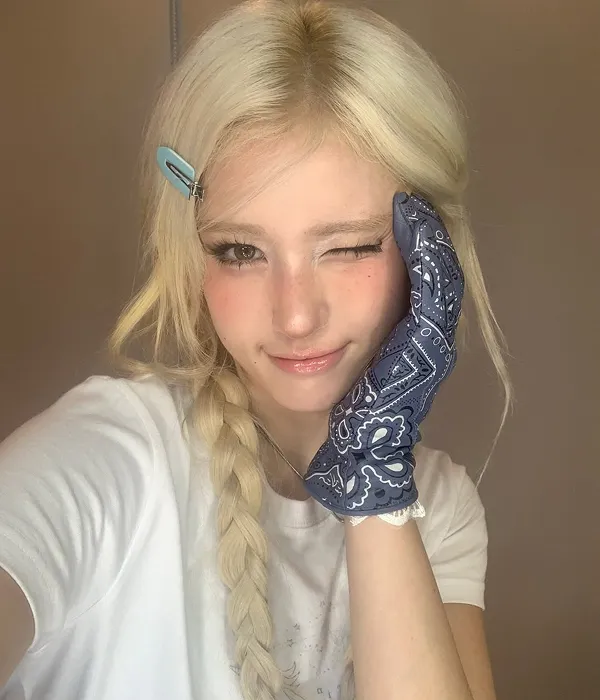 Photo of a Korean idol with cheek makeup applied across the midface section, creating a soft flushed look