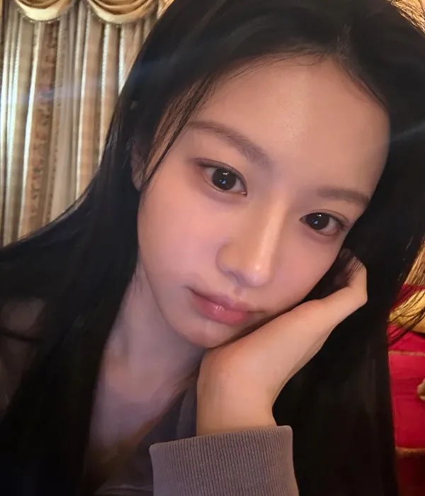 Photo of Korean actress Go Youn Jung wearing natural clear-skin makeup