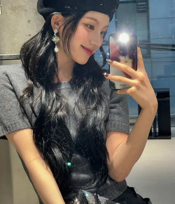 Korean idol taking a selfie with soft highlights on her face, creating a natural glowing look