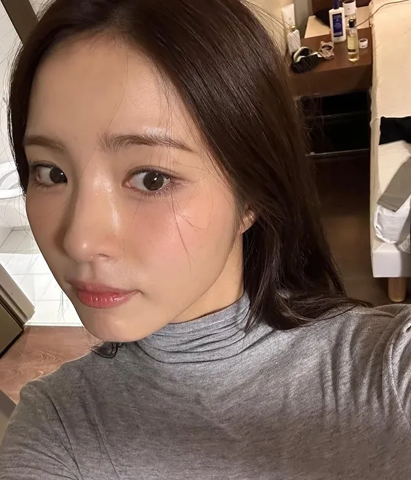 Photo of Korean actress Shin Se Kyung with glass skin makeup and a hint of light blusher