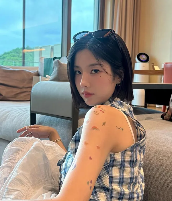 Kwon Eunbi sporting a short tassel cut, a trending Korean female hairstyle with sleek, subtly textured ends