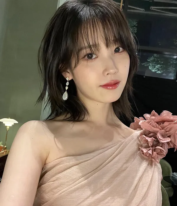IU with medium-length hair styled in a hush cut, inspiring many Korean female hairstyles