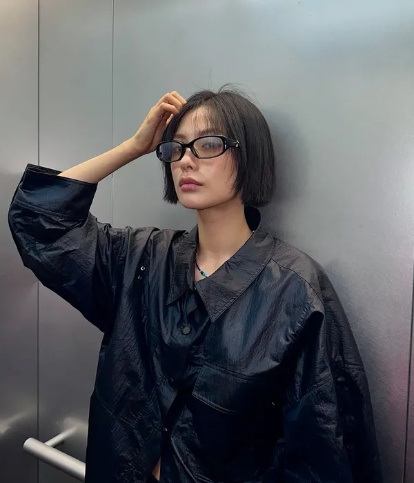 Korean actress Nana with a short bob tassel cut, showcasing a sleek, subtly textured hairstyle popular in Korean female trends