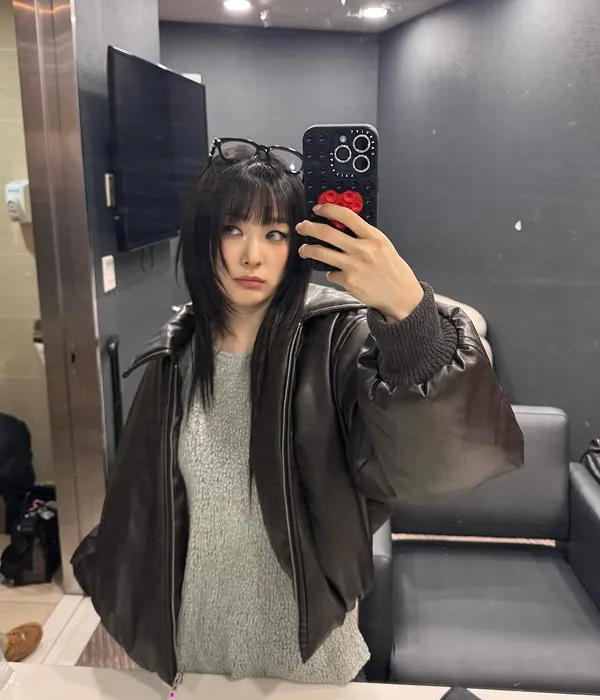 Korean female hairstyle with midi-length hair featuring a hime and sleek cut, styled to resemble a soft hush cut