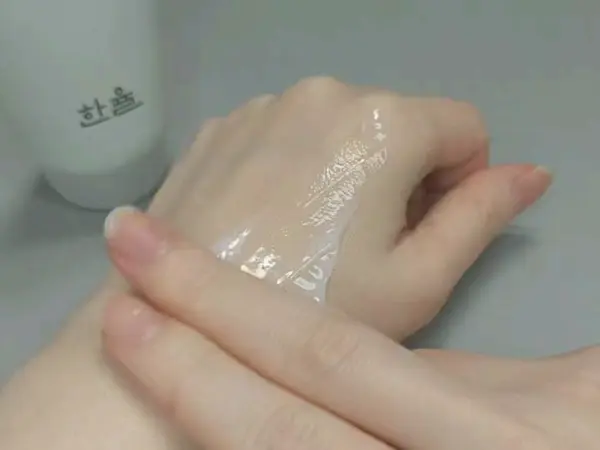 Gel cream texture of Hanyul Pure Artemisia Calming Water Cream