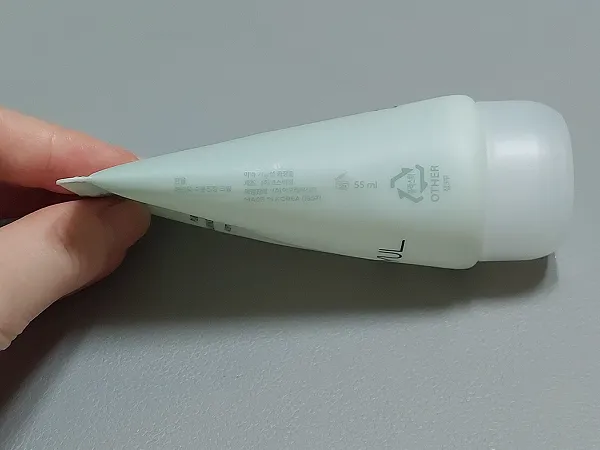 Side view of the Hanyul Pure Artemisia Gel Cream