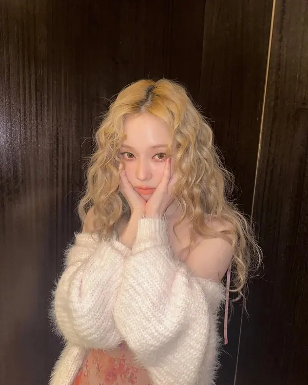 Aespa Winter wearing curls that blend the look of a jelly perm and a hippie perm