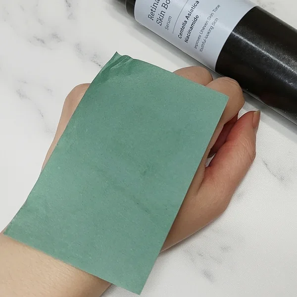 Oil blotting test 10 minutes after applying the Meditherapy Retinal Skin Booster Serum, showing no oiliness