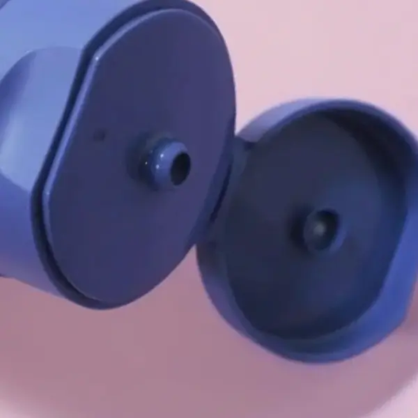 The Mise En Scène Curling Essence features a flip-top cap with a generously sized opening, making product dispensing easy.